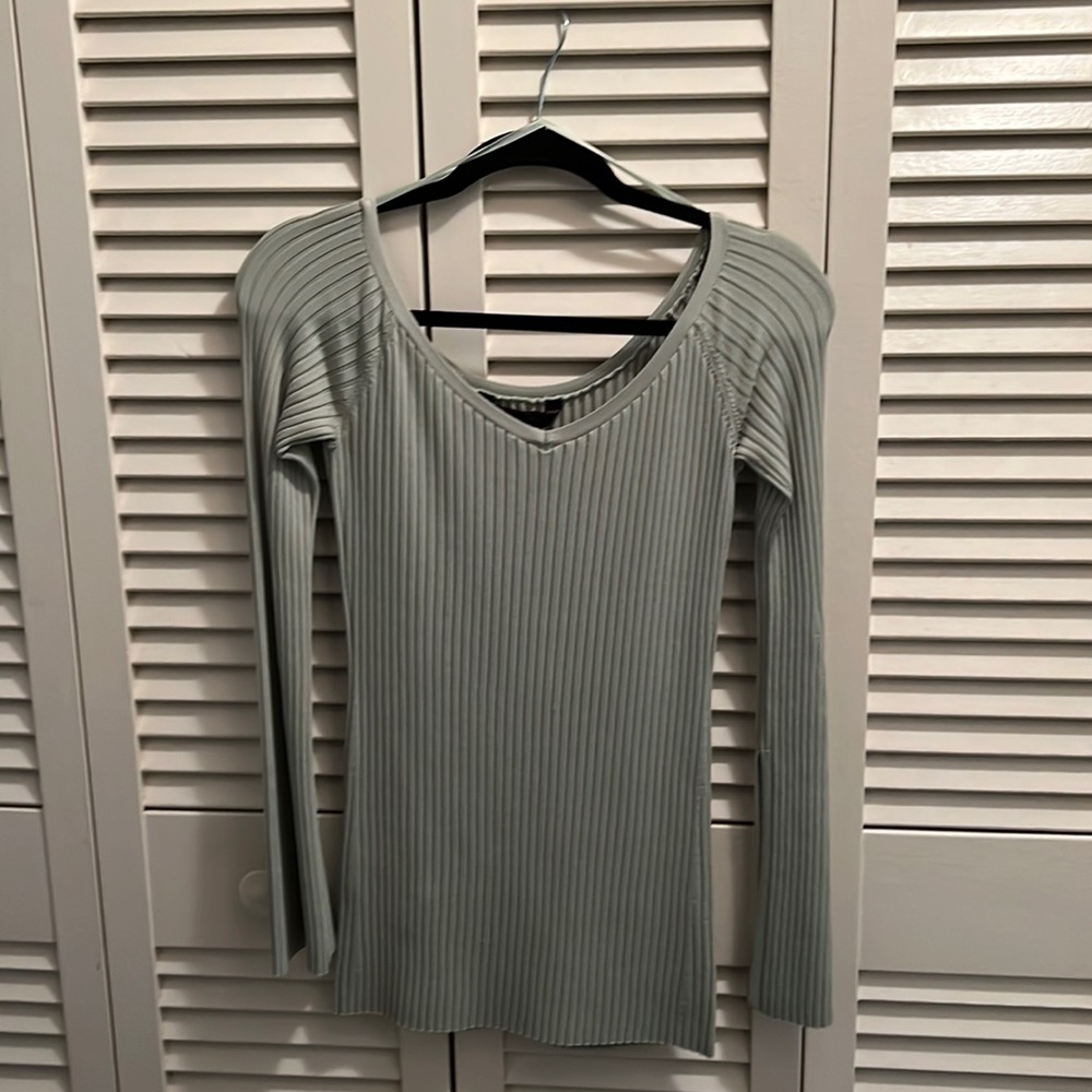 BCBG sweater. NWOT, size L, pale green.